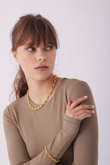 Golden chunky chain necklace Chloe on model